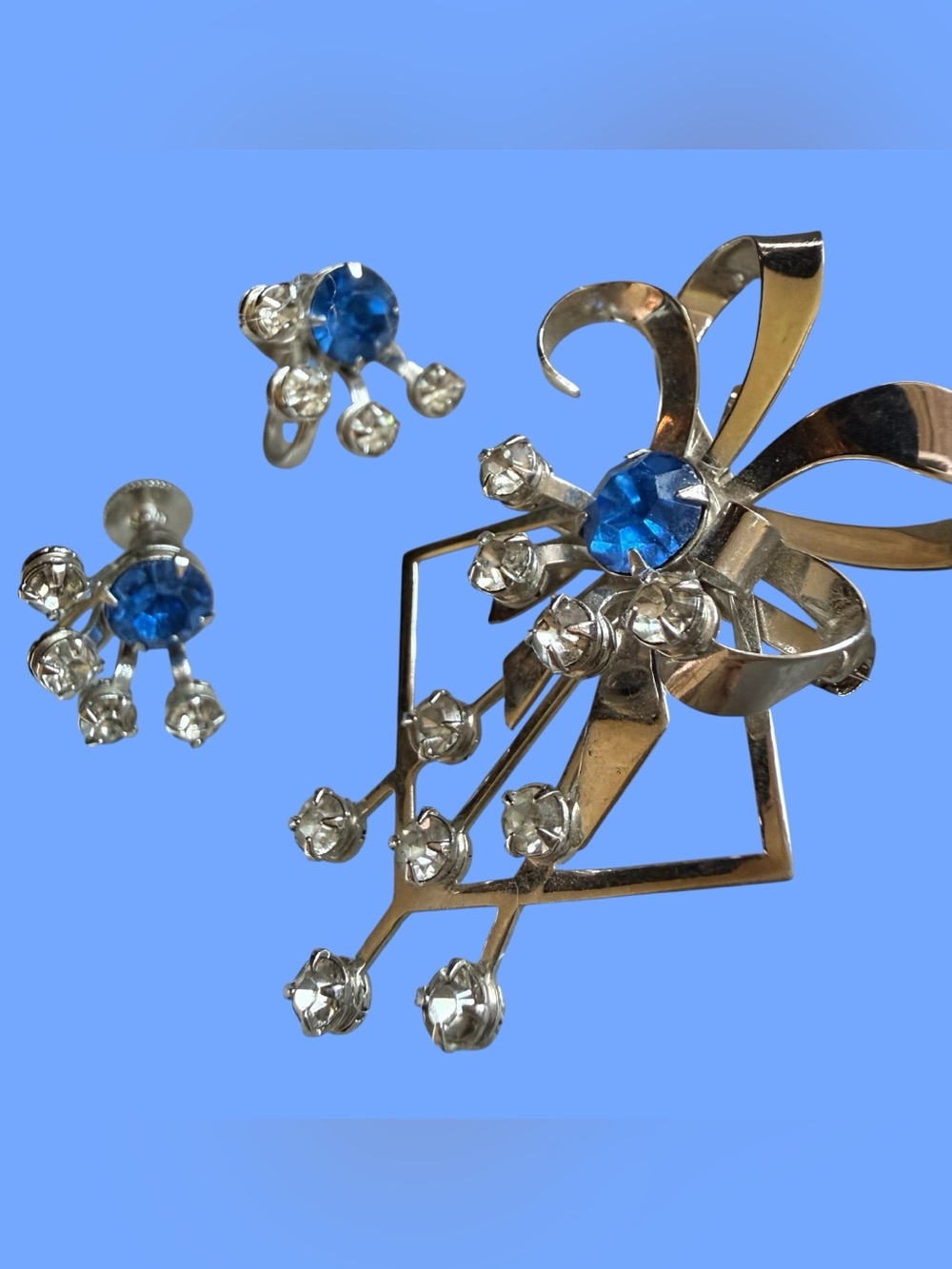 Vintage-Inspired Silver Tone Jewelry Set with Blue Crystals